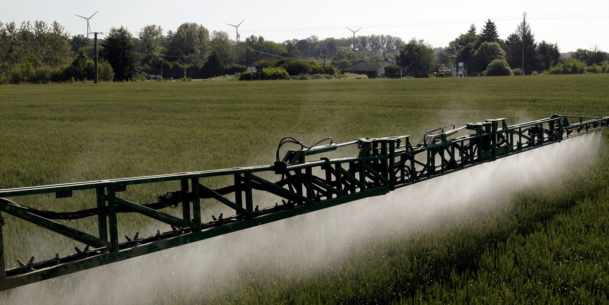 Un agriculteur français pulvérise sa récolte de blé dans son champ à Chateaubriant (commune de l'Ouest de la France, située dans le département de la Loire-Atlantique), le 29 mai 2012