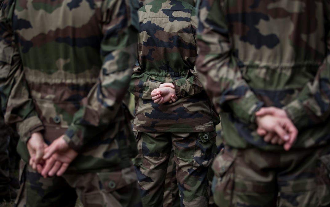Les "tribunes" de militaires sont "contraires" a ce qu'on attend de l'armee, dit le maire