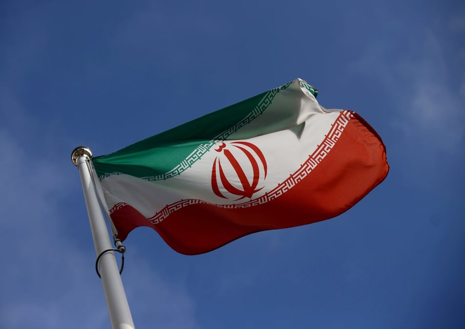 Le drapeau iranien flotte devant le siege de l'agence internationale de l'energie atomique (aiea) a vienne