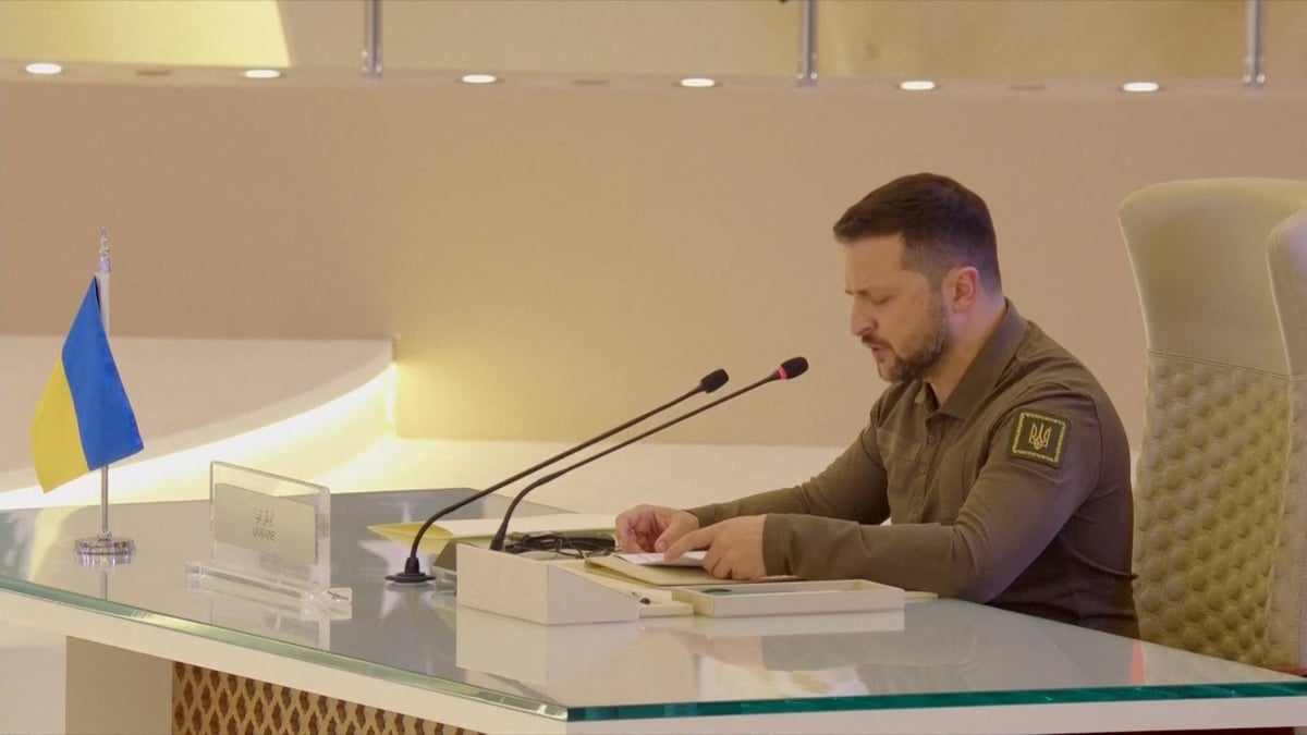 Photo du president ukrainien volodimir zelensky lors d'un sommet a djeddah, en arabie saoudite