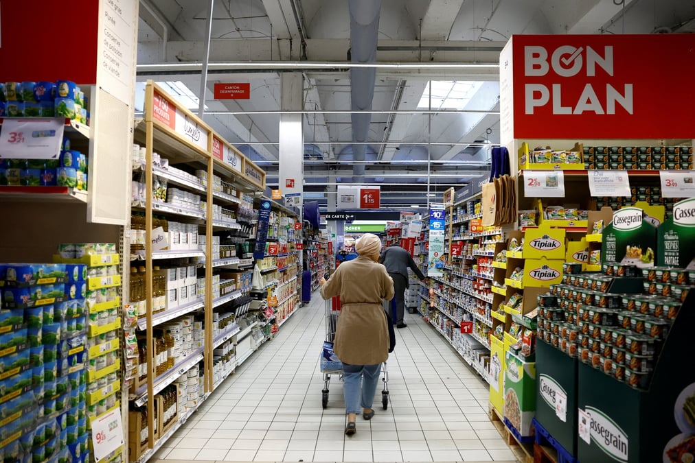 Des clients dans un supermarche carrefour a montesson pres de paris