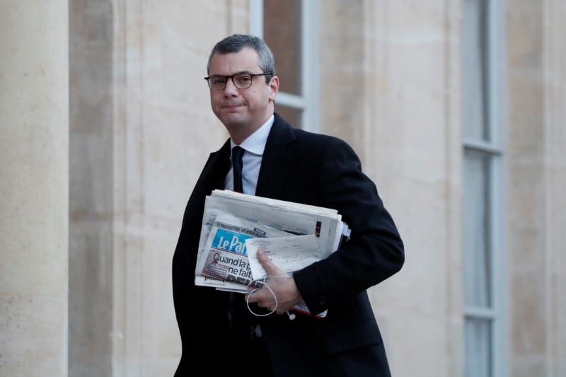 Un proche conseiller de macron vise par une plainte