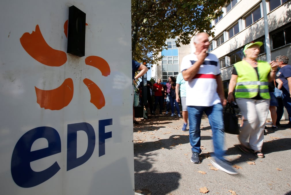 Pres d'un tiers des agents d'edf en greve a la mi-journee