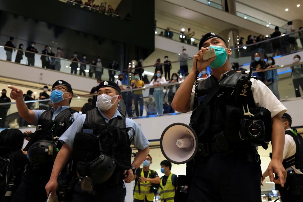 Dispersion d'une manifestation en faveur de la democratie a hong kong