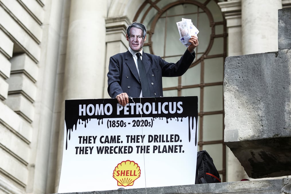Des manifestants pour le climat bloquent la reunion des actionnaires de shell