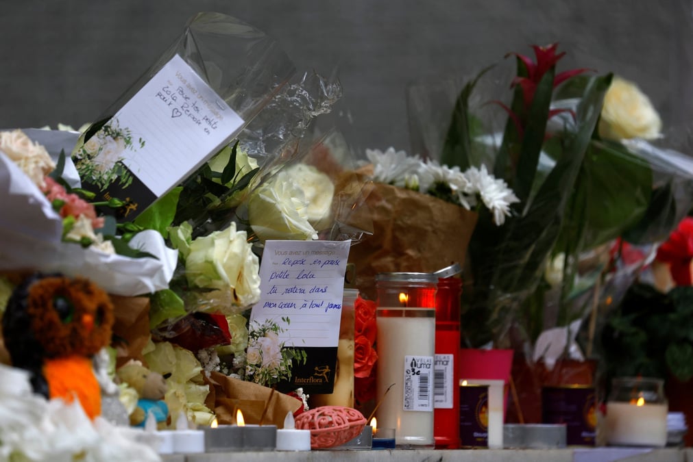 Des fleurs et messages pour rendre hommage a lola, une ecoliere de 12 ans sauvagement assassinee a paris