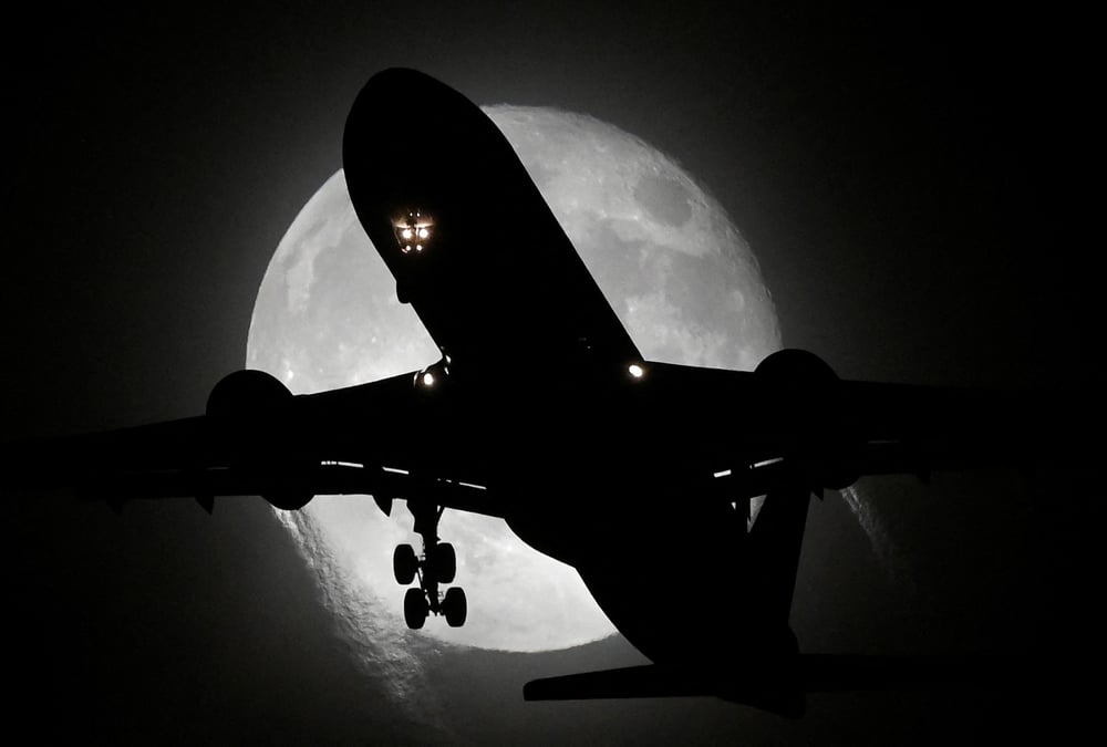 Un avion effectuant son approche d'atterrissage a l'aeroport d'heathrow a londres