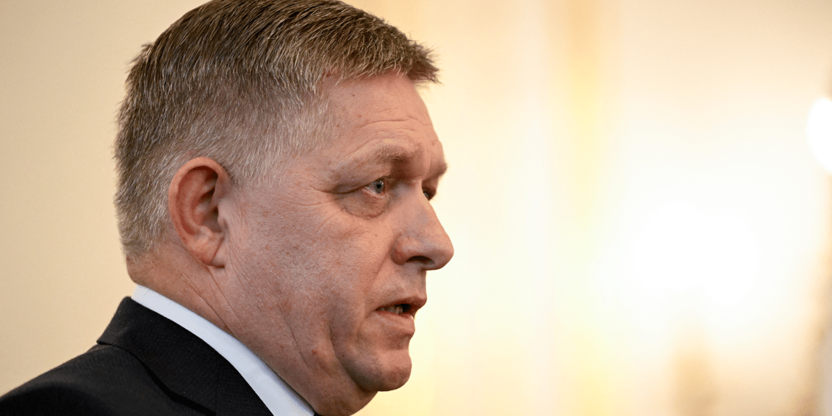 Robert fico lors de sa prise de son fonction