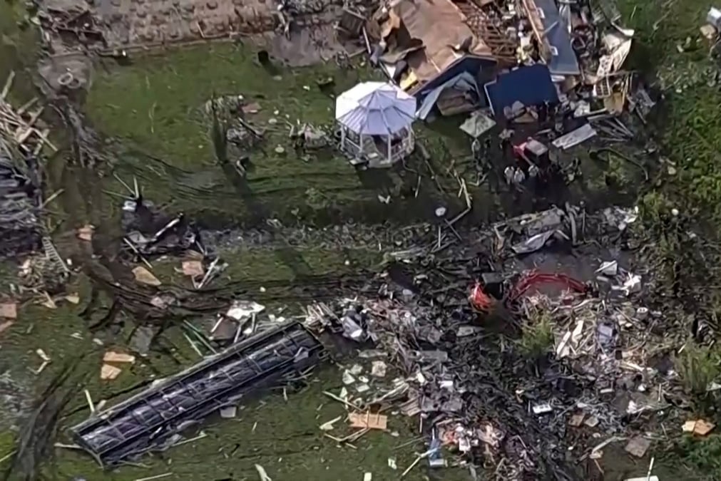 Des debris eparpilles sur une propriete au lendemain d'une serie de tornades meurtrieres au texas