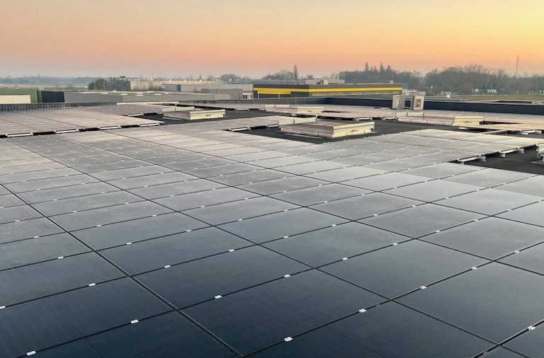 Le toit de Brasserie de France, à Beaune (Côte-d'Or), équipé à 100% de panneaux photovoltaïques.