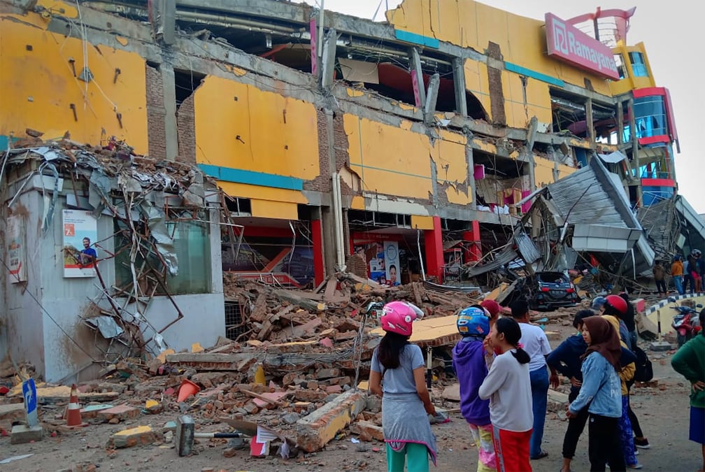 Indonesie: pres de 400 morts apres un seisme et un tsunami