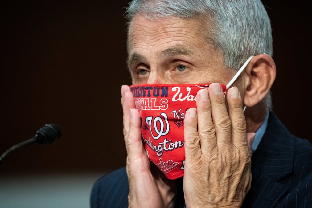 Le Dr Anthony Fauci, éminent membre de la cellule de crise présidentielle sur le coronavirus, a témoigné, avec trois autres médecins des grands organismes de santé américains, devant les sénateurs, ne cachant pas sa grande inquiétude : "Je ne serais pas surpris si nous atteignions 100.000 [nouveaux cas, Ndlr] par jour si on ne renverse pas la tendance.". Actuellement, 40.000 nouveaux cas sont détectés quotidiennement.