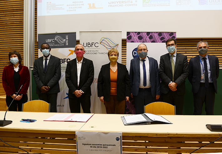 Antoine Petit, Président-directeur général du CNRS et Dominique Grevey, Président d’Université Bourgogne Franche-Comté (UBFC), ont signé une convention quinquennale de partenariat le 15 décembre 2020 à Besançon, en présence de Maude Clavequin, Vice-Présidente de la région Bourgogne-Franche-Comté, Jean-François Chanet, Recteur de la région académique Bourgogne- Franche-Comté et de l'ensemble des présidents et directeurs des établissements membres.