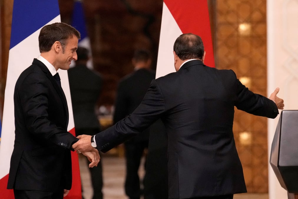 Emmanuel Macron au Caire aux côtés du président égyptien.