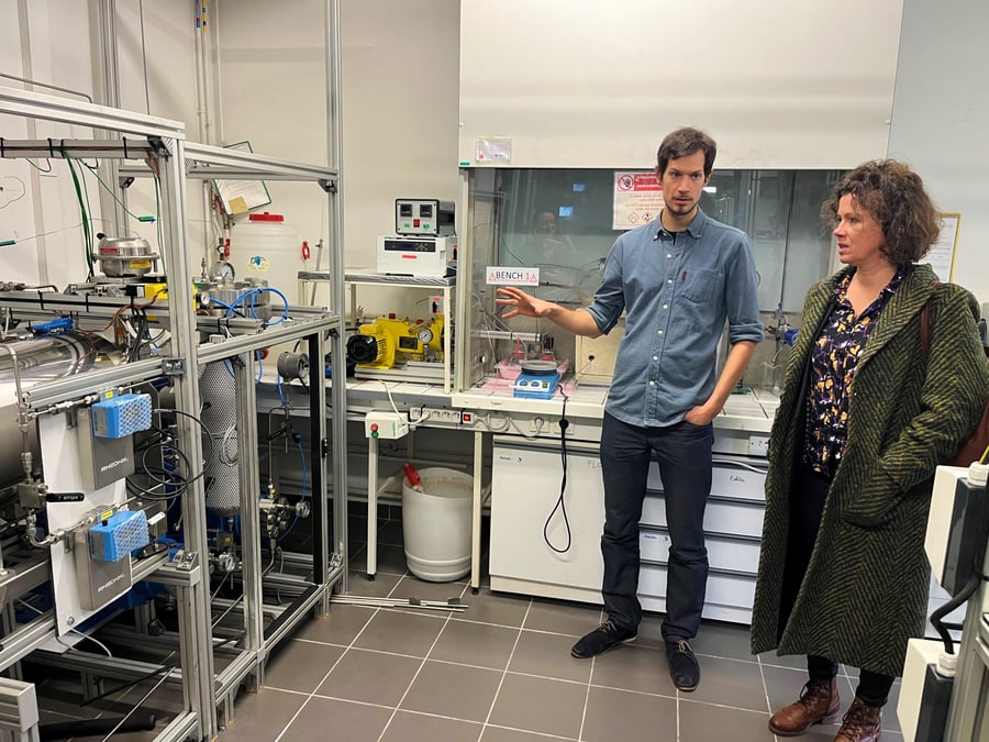 Thomas Voisin, chef de projet chez Idelam, et Maud Caruhel, vice-présidente du Conseil régional de Nouvelle-Aquitaine en charge de l’économie sociale et solidaire, de l'insertion, de l'économie circulaire et des déchets, le 15 janvier dans les locaux d'Idelam.
