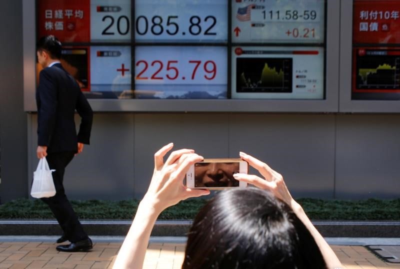 Tokyo termine en baisse