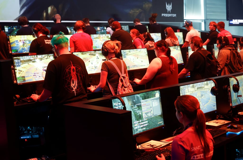 Il se pourrait bien que sous peu, « le jeu mange nos sociétés » en s'imposant comme le premier média du XXIe siècle. La "ludification" (ou "gamification") gagne presque tous les domaines de nos vies en société.