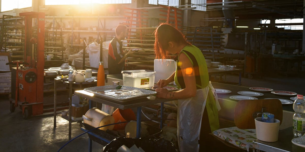 Des employes travaillent dans une usine de ceramique a citta di castello
