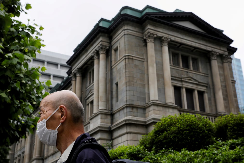 La banque du japon pourrait abaisser ses previsions economiques, selon des sources