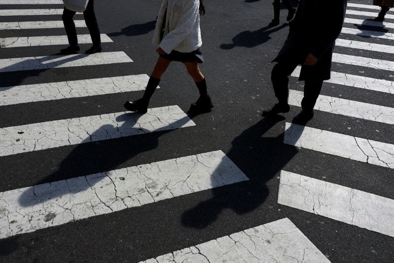 Des passants traversant la rue a tokyo, au japon