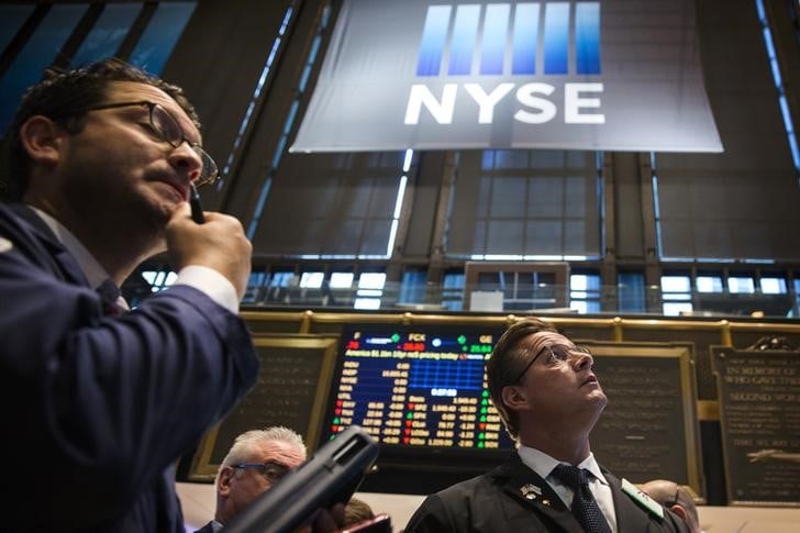 Wall Street ouvre en légère hausse, freinée par des indicateurs