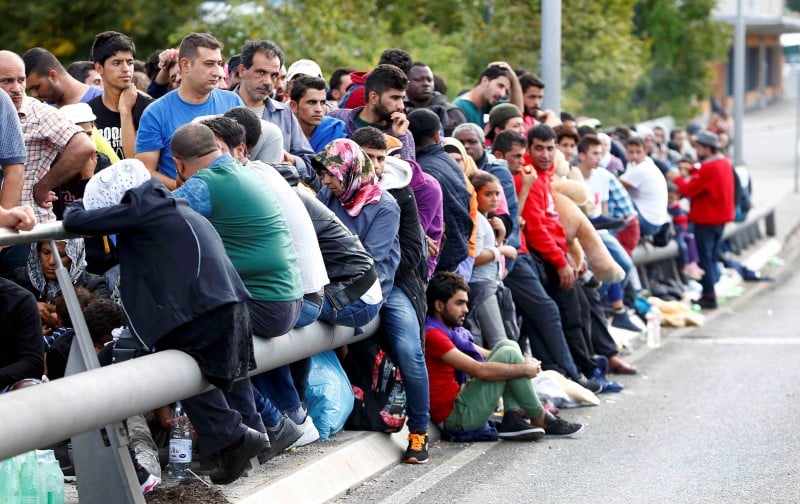 Paris et rome veulent faire avancer l'ue, face aux refugies