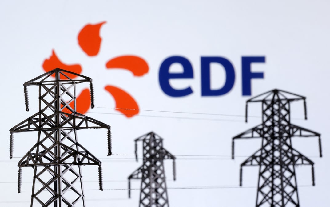 Illustration montrant des miniatures de pylones de transport d'electricite et le logo d'edf (electricite de france)