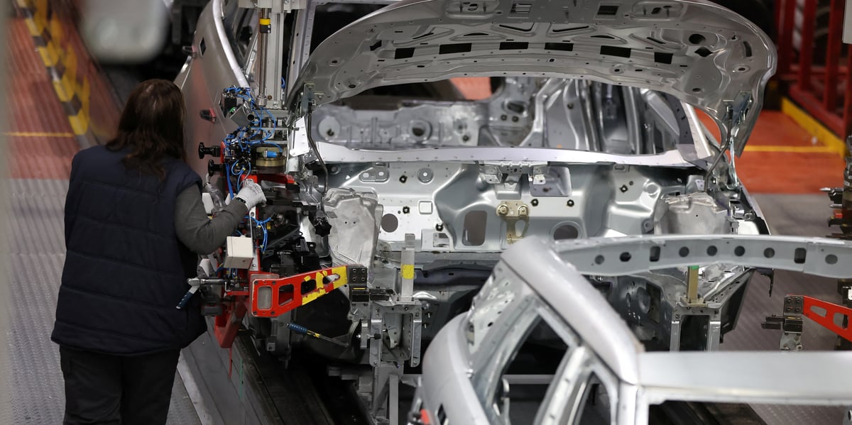 L'industrie automobile fait face au défi de la transition vers la mobilité électrique.