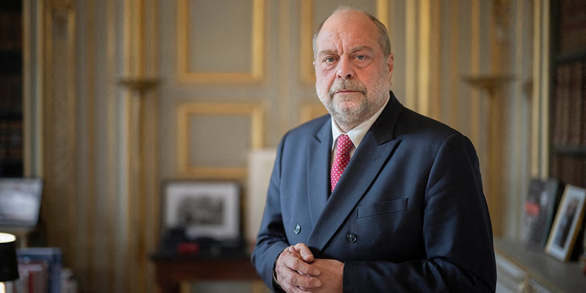 Le ministre français de la Justice, Eric Dupond-Moretti, s'exprime lors d'une interview accordée à La Tribune du Dimanche à son bureau à Paris, le 25 avril 2024.