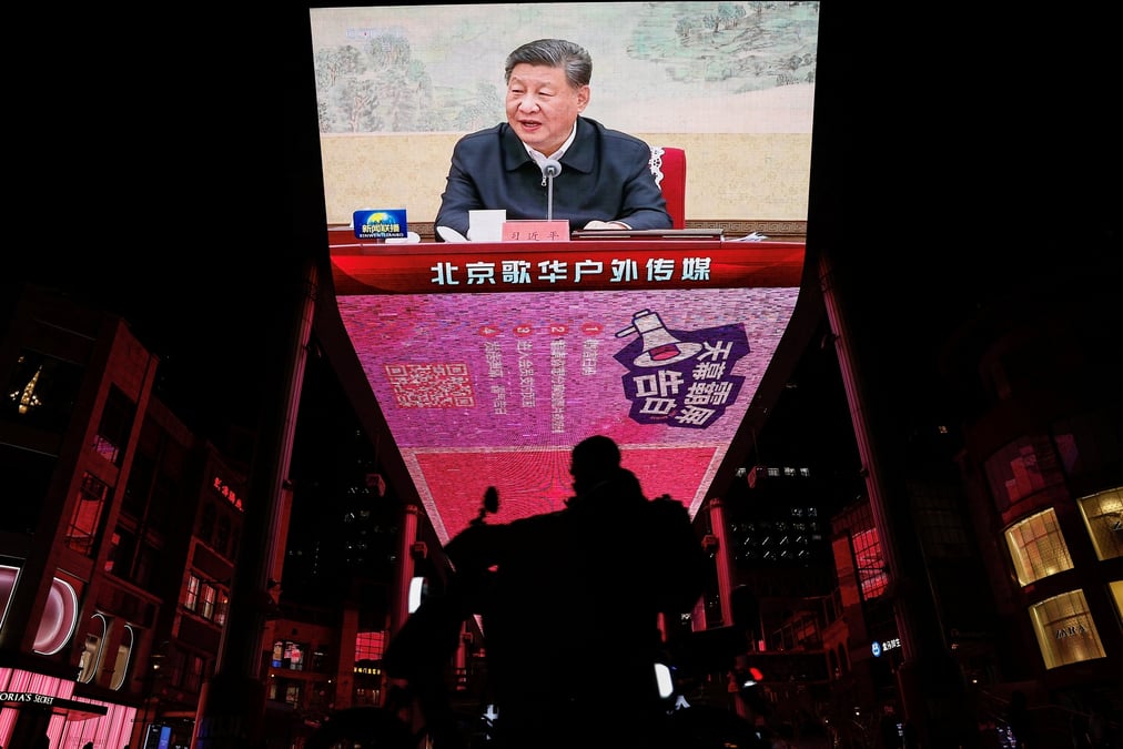 Le president chinois xi assiste a une reunion du politburo a pekin