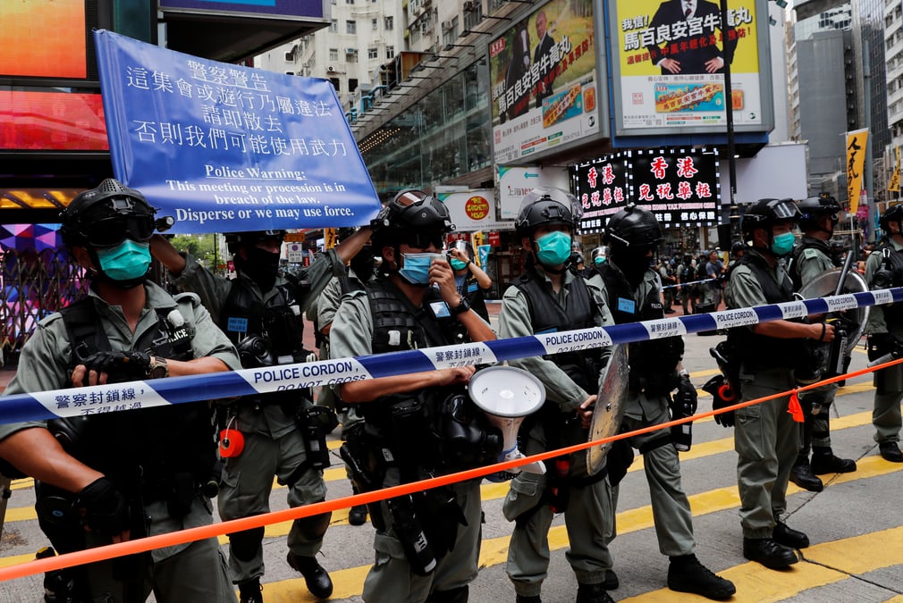 Hong kong : des manifestants disperses au canon a eau, trente arrestations