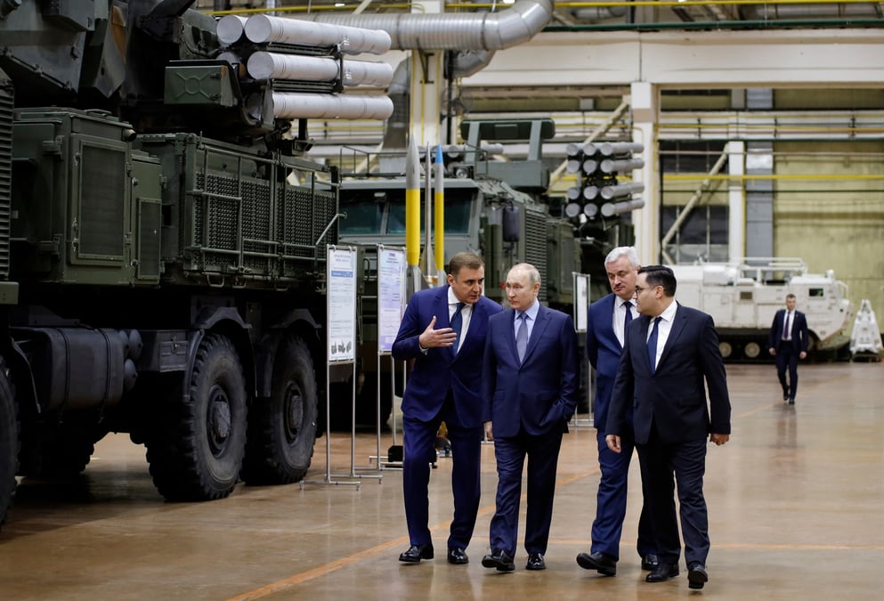 Le president russe vladimir poutine visite l'usine de construction de machines shcheglovsky val, a toula