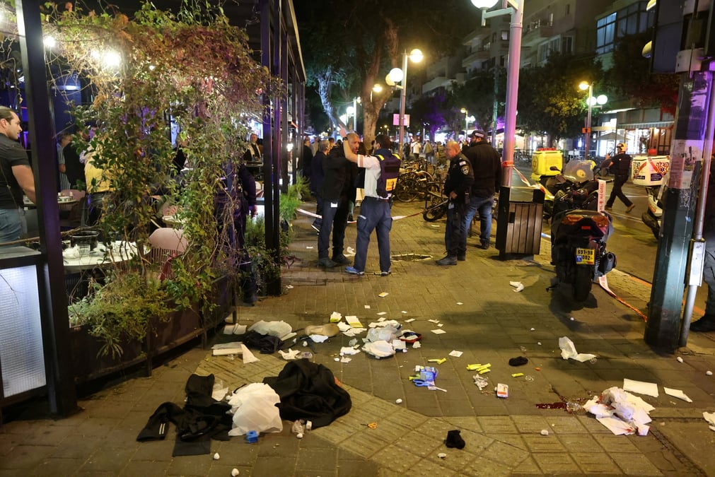 Le personnel de securite israelien sur les lieux d'une fusillade dans le centre de tel aviv