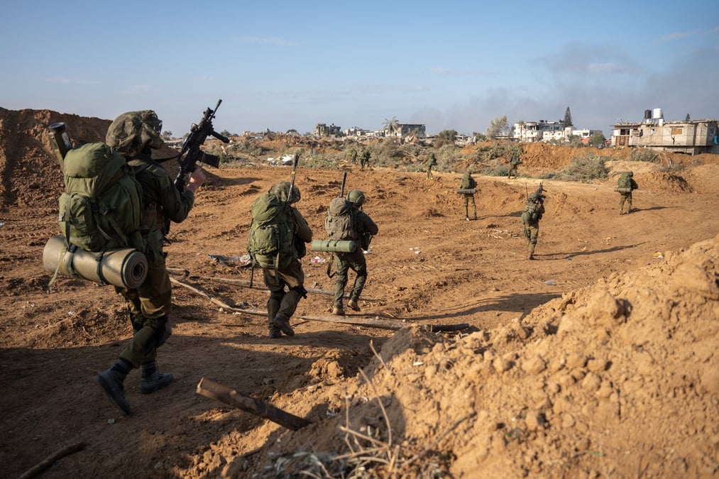 Des soldats israeliens avancent lors d'une operation terrestre a gaza