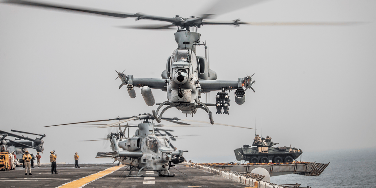 Les États-Unis ont lancé l'idée d'une coalition en juin, après des attaques contre plusieurs navires dans la région du Golfe imputées par les Etats-Unis à l'Iran qui a démenti. (Photo: un hélicoptère d'attaque Viper AH-1Z du Marine Medium Tiltrotor Squadron 163, la 11e Unité du corps expéditionnaire des Marines, décolle du pont de l'USS Boxer, dans le détroit Ormuz, au large d'Oman, sur cette photo publiée par la marine américaine le 12 août 2019.)