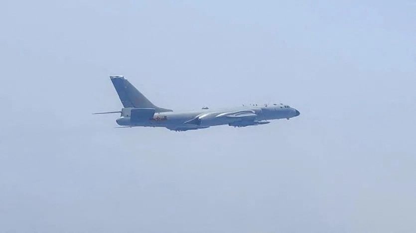 Photo d'un avion photografie lors d'une deuxieme journee d'exercices autour de taiwan