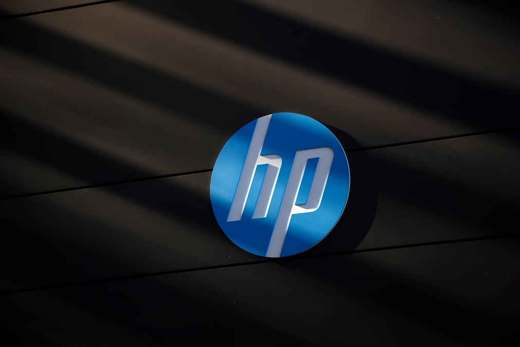 Le logo de hewlett-packard est visible au centre de briefing executif de l'entreprise.