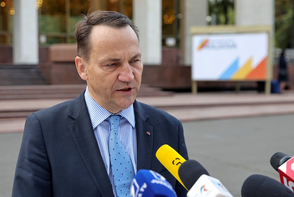 Le ministre des affaires etrangeres polonais, radoslaw sikorski, avant une conference ministerielle en moldavie