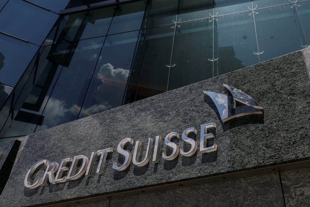 Le logo de credit suisse a l'exterieur d'un immeuble a hong kong