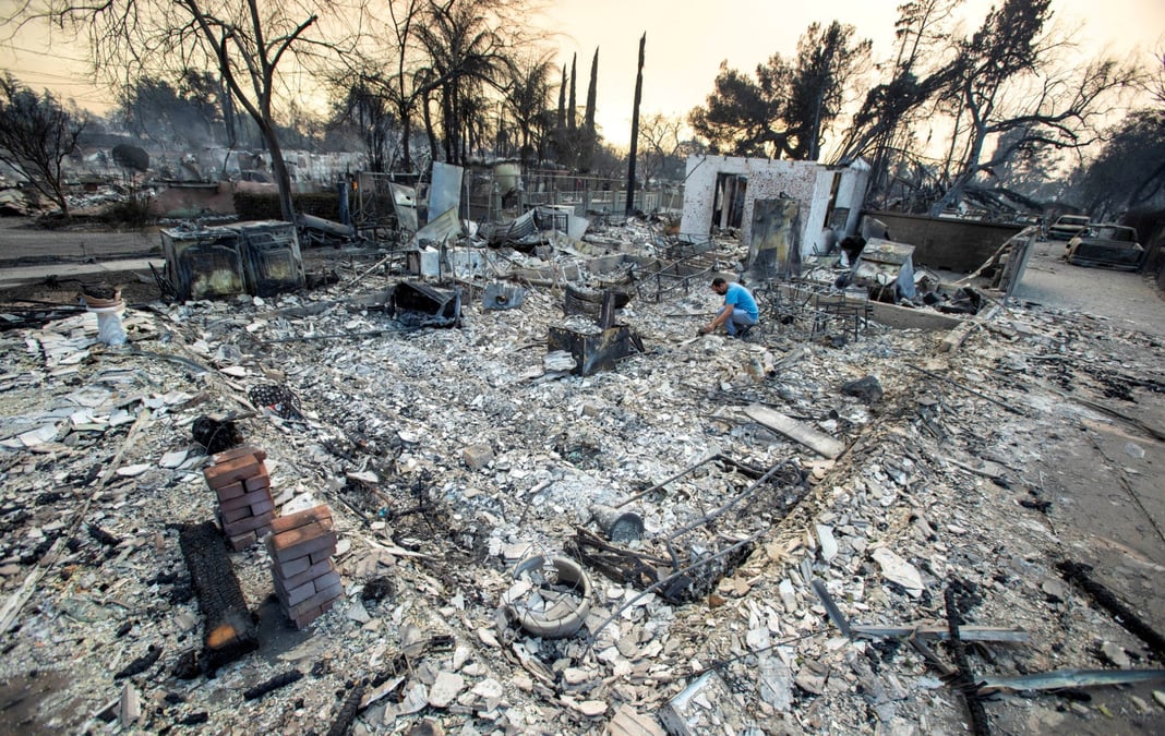 Une maison dévastée par les incendies à Altadena (Los Angeles).