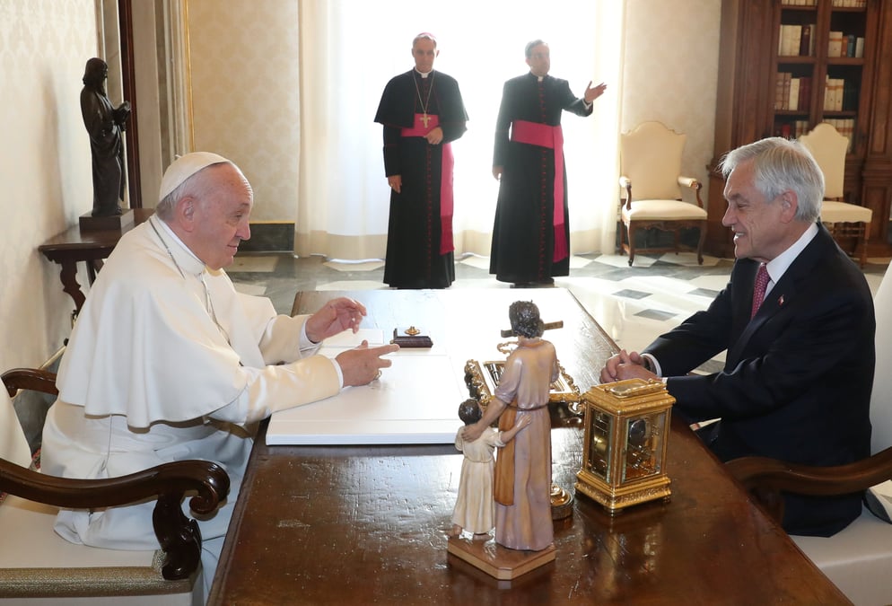 Le pape defroque deux eveques chiliens accuses d'abus sexuels