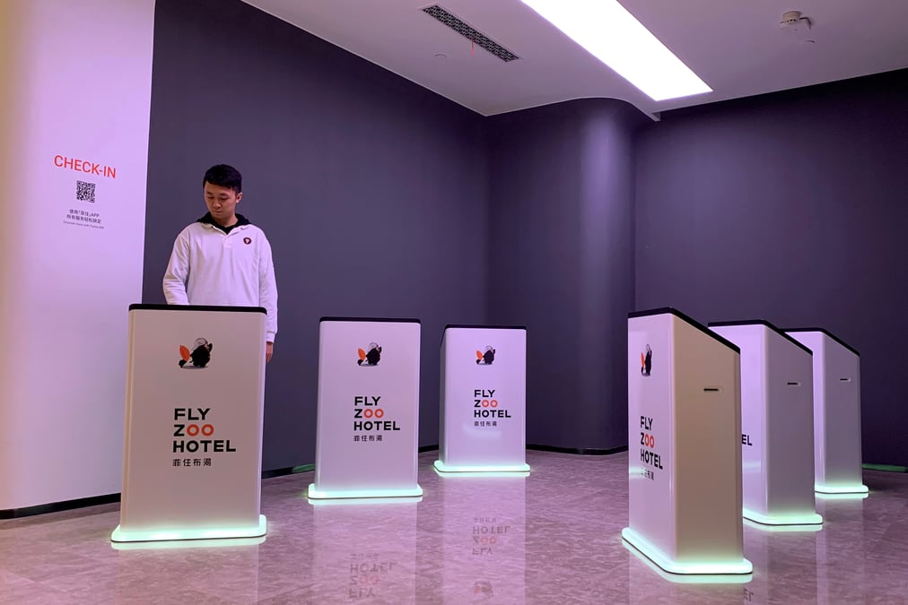 Dans l'hotel futuriste d'alibaba, le personnel est en supplement