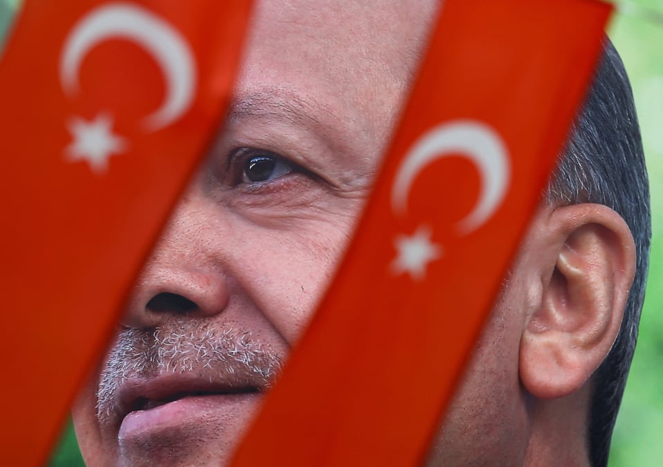 Des drapeaux turcs flottent devant une affiche du president turc tayyip erdogan a istanbul