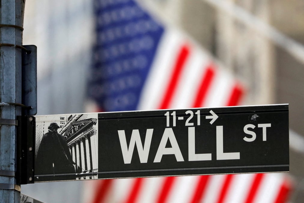 Un panneau indiquant wall street est visible a l'exterieur du new york stock exchange (nyse) a new york