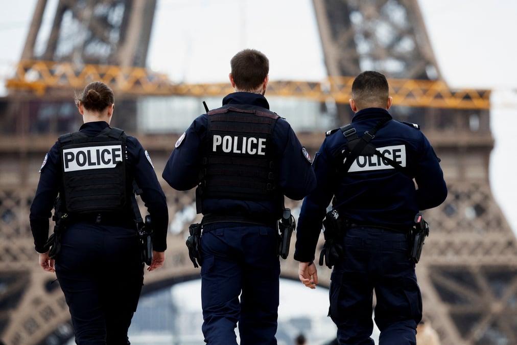 Des policiers patrouillent sur la place du trocadero