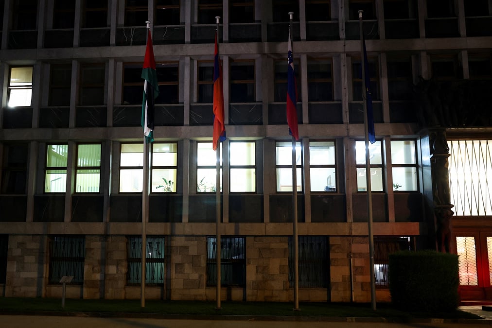 Un drapeau palestinien a l'exterieur du parlement slovene a lubljana