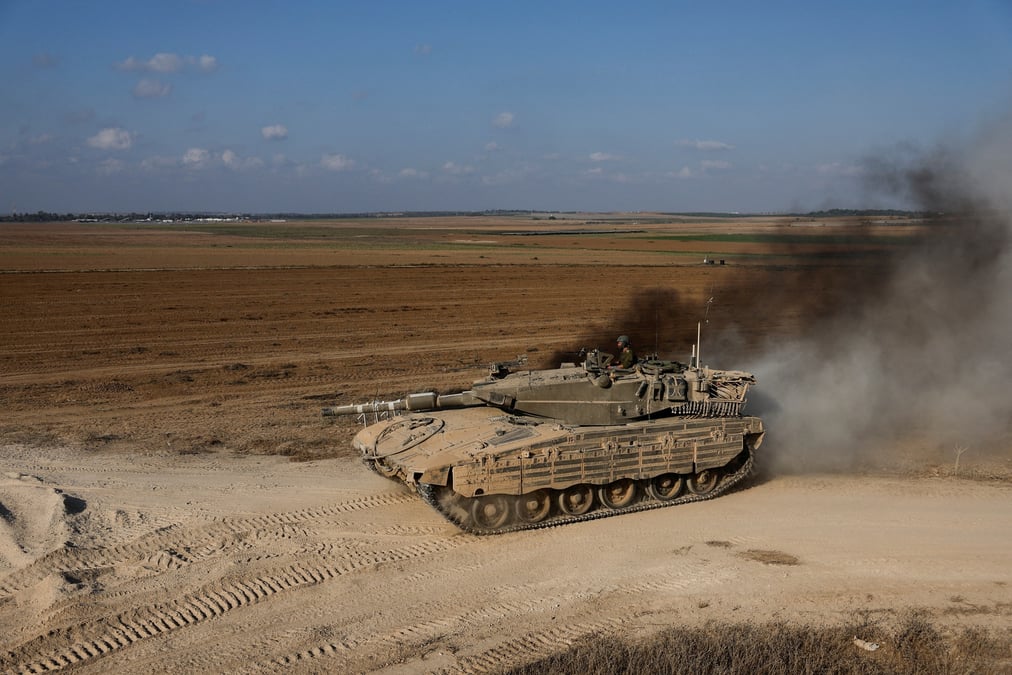 Un char israelien manoeuvre pres de la frontiere entre israel et gaza