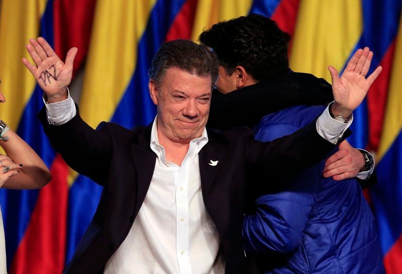 Réélu en Colombie, Santos promet de poursuivre vers la paix