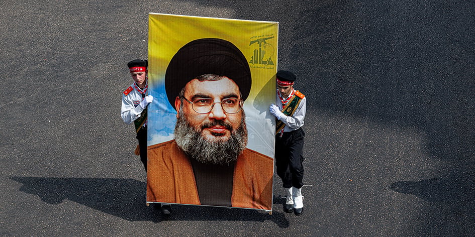 Des membres du Hezbollah portant un portrait de Nasrallah, le 17 juillet.