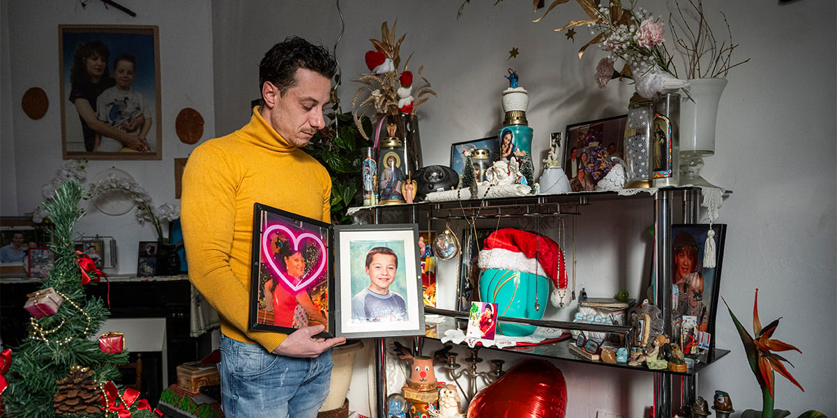 Kevin Schamber a dédié une pièce de son appartement à la mémoire de sa mère Irène Rodrigues, assassinée par son beau-père Gilles Schamber en 2022. Dans ses mains, les photos de sa mère et de son frère Adrien, à Quincy-Voisins, le 7 décembre 2024.